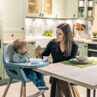 Baba etetés, cumisüvegek, tápszer tartó, etető háló, előke, itatópohár