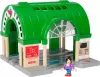 BRIO World Központi pályaudvar hanggal (33649) – Interaktív vasútállomás figurával