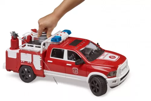 Bruder RAM 2500 tűzoltóautó hang- és fényjelzéssel (02544)