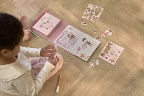 Little Dutch Mágneses Rajzoló Készlet Letörölhető Filccel – Rosa Fairy Garden 2 az 1-ben Játék