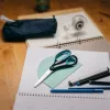 Olló, ifjúsági, 20 cm, balkezes, FISKARS, foltos pávakék