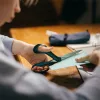 Olló, ifjúsági, 20 cm, balkezes, FISKARS, foltos pávakék