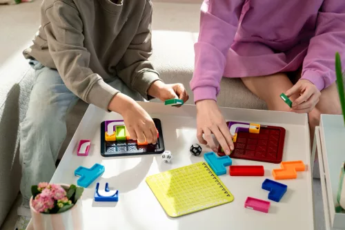 SmartGames Genius Connection logikai társasjáték – Gyorsasági és stratégiai párbajjáték 576 feladvánnyal