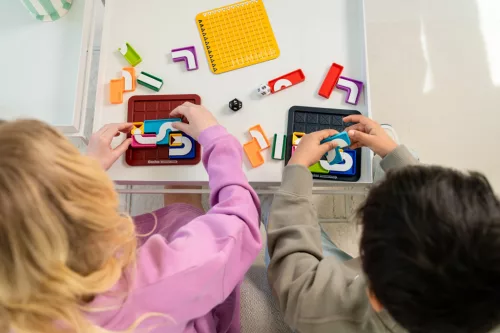 SmartGames Genius Connection logikai társasjáték – Gyorsasági és stratégiai párbajjáték 576 feladvánnyal