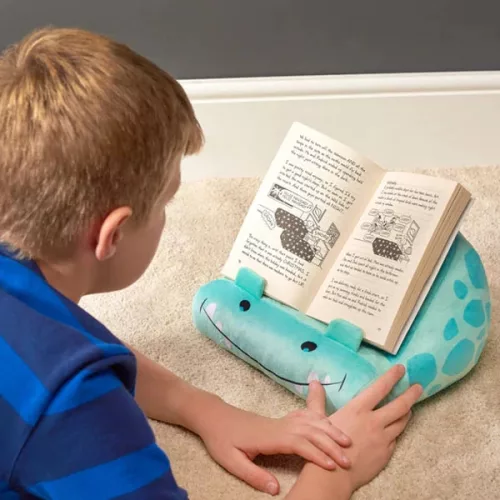Dinós könyvkanapé – Plüss könyvtartó & tablet állvány gyerekeknek
