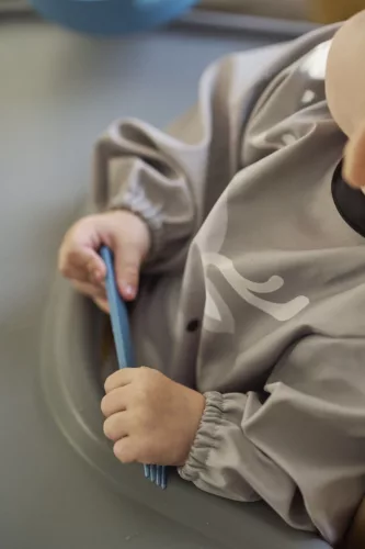 Nuvita vízálló ujjas előke - English Rose 4372