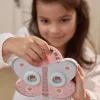 Little Dutch Fa Diavetítő Szemüveg 3 db Mesekoronggal – Rosa Fairy Garden Történetnéző Játék