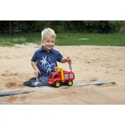 Műanyag tűzoltóautó fecskendővel - 26 cm