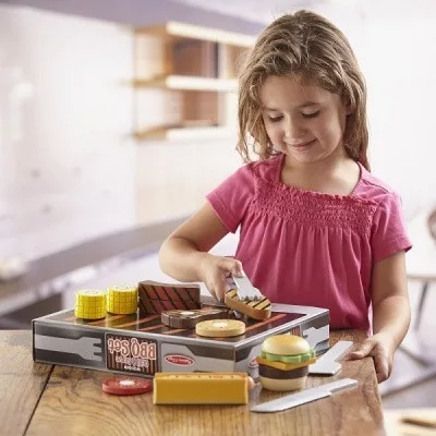 Melissa & Doug 9280 Szerepjáték Fa grill és barbecue tálaló szett