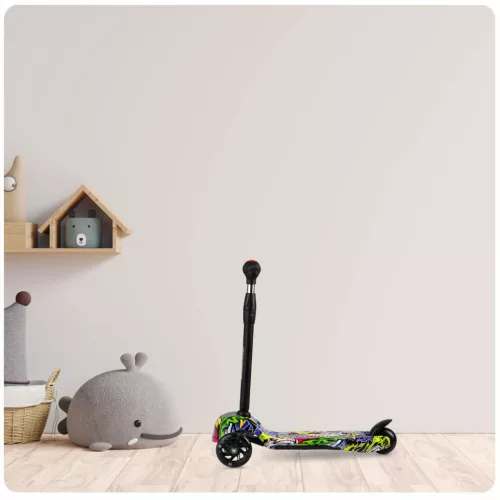 Háromkerekű roller, Ricokids Piko, fekete, színes mintás, LED világítás a kerekekben és a fellépőben, állítható magasságú kormány, balanszos irányítás, EN 71, max. 35 kg
