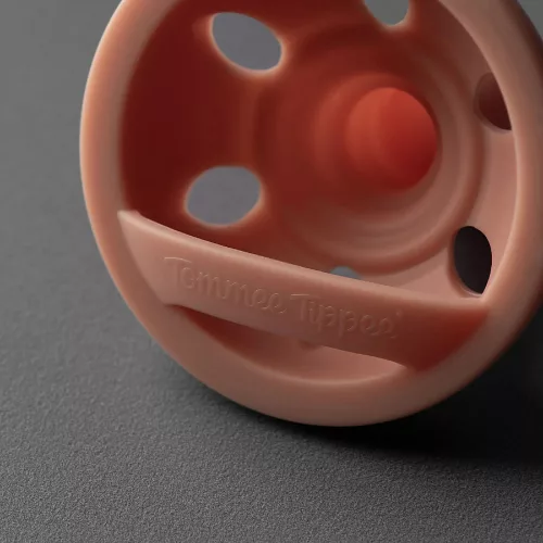 Tommee Tippee nyugtató cumi szilikon Breast-Like anyamell formájú 6-18 hó 2db színes