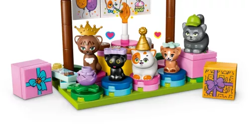 LEGO Friends 42666 Születésnapi cicazsúr és lombház cicáknak