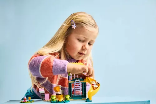 LEGO Bluey 11201 Bluey és Kloé vidám kalandjai a játszótéren