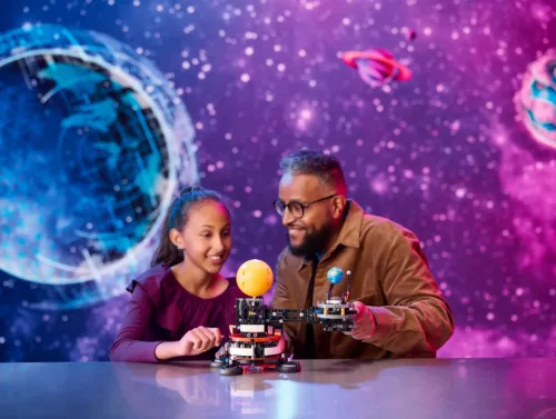 LEGO Technic A Föld és a körülötte keringő Hold 42179 – interaktív építőjáték űrrajongó gyerekeknek (10–16 év)