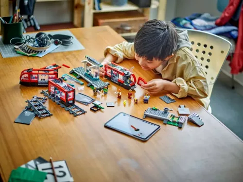 LEGO City 60423 Belvárosi villamos és megálló