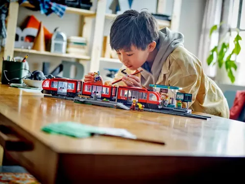 LEGO City 60423 Belvárosi villamos és megálló