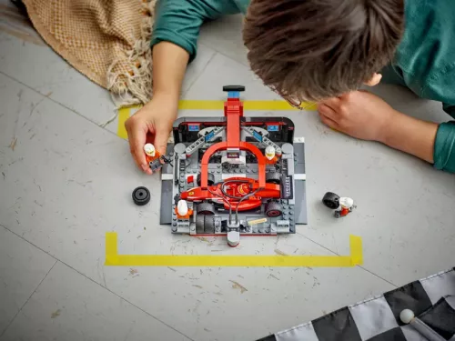 LEGO City F1®-es boxutca és személyzet, Ferrari autóval 60443