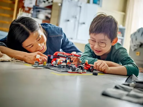 LEGO City F1®-es boxutca és személyzet, Ferrari autóval 60443