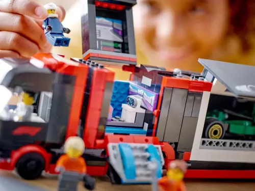 LEGO City F1®-es kamion, RB20 és AMR24 F1®-es autókkal 60445