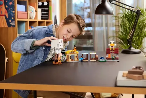 LEGO Minecraft 21273 A szellemléghajó és falutámadás