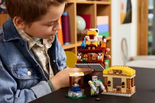 LEGO Minecraft 21273 A szellemléghajó és falutámadás