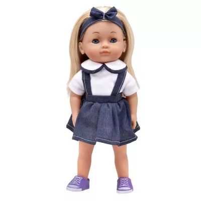 Magyarul beszélő Charlotte, farmer szoknyában