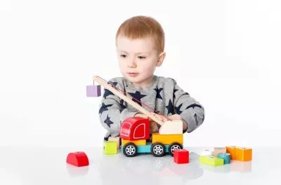 Cubika Fa darus autó mágneses rakománnyal