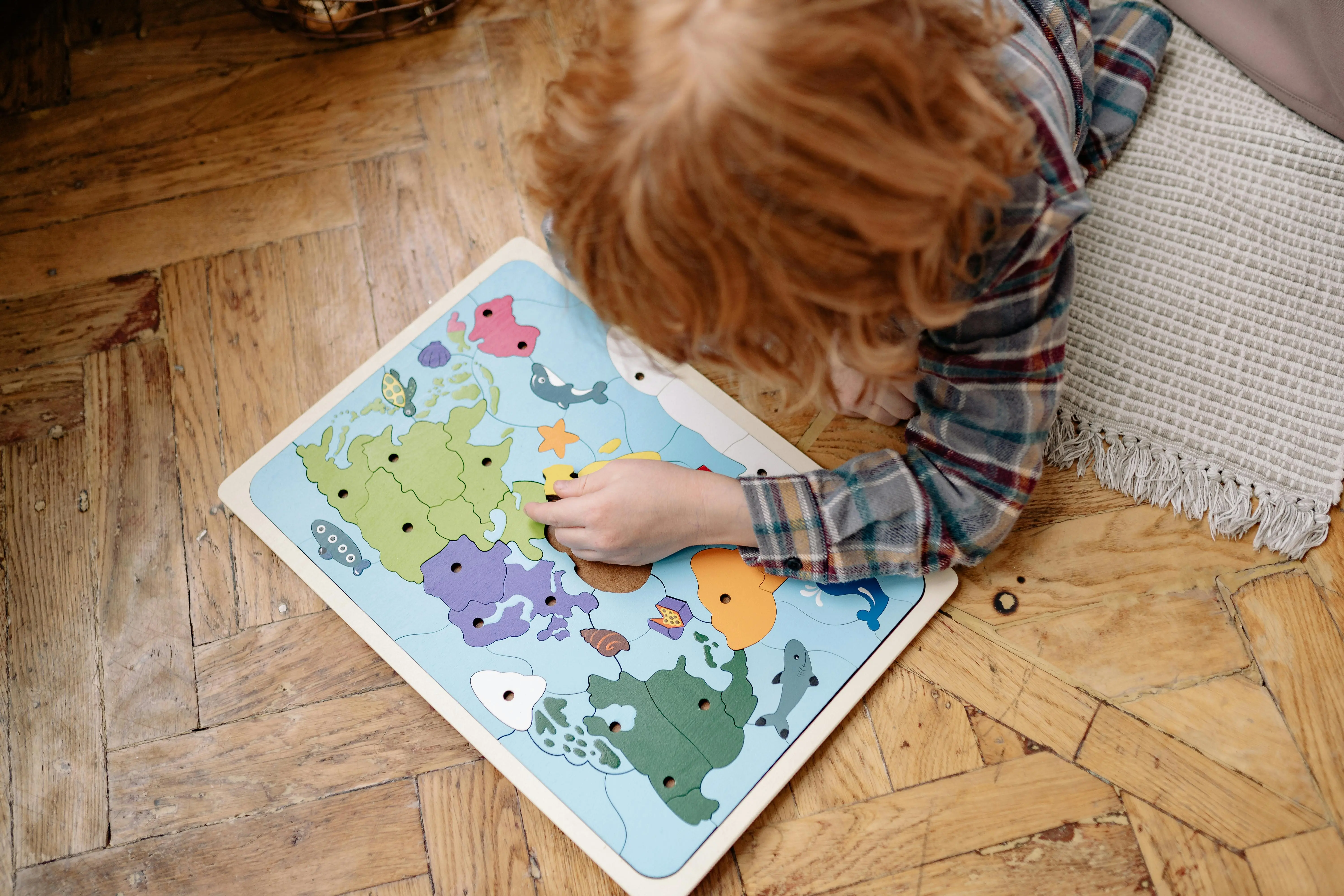 koncentrált gyermek puzzle játék közben – elmélyülős temperamentum